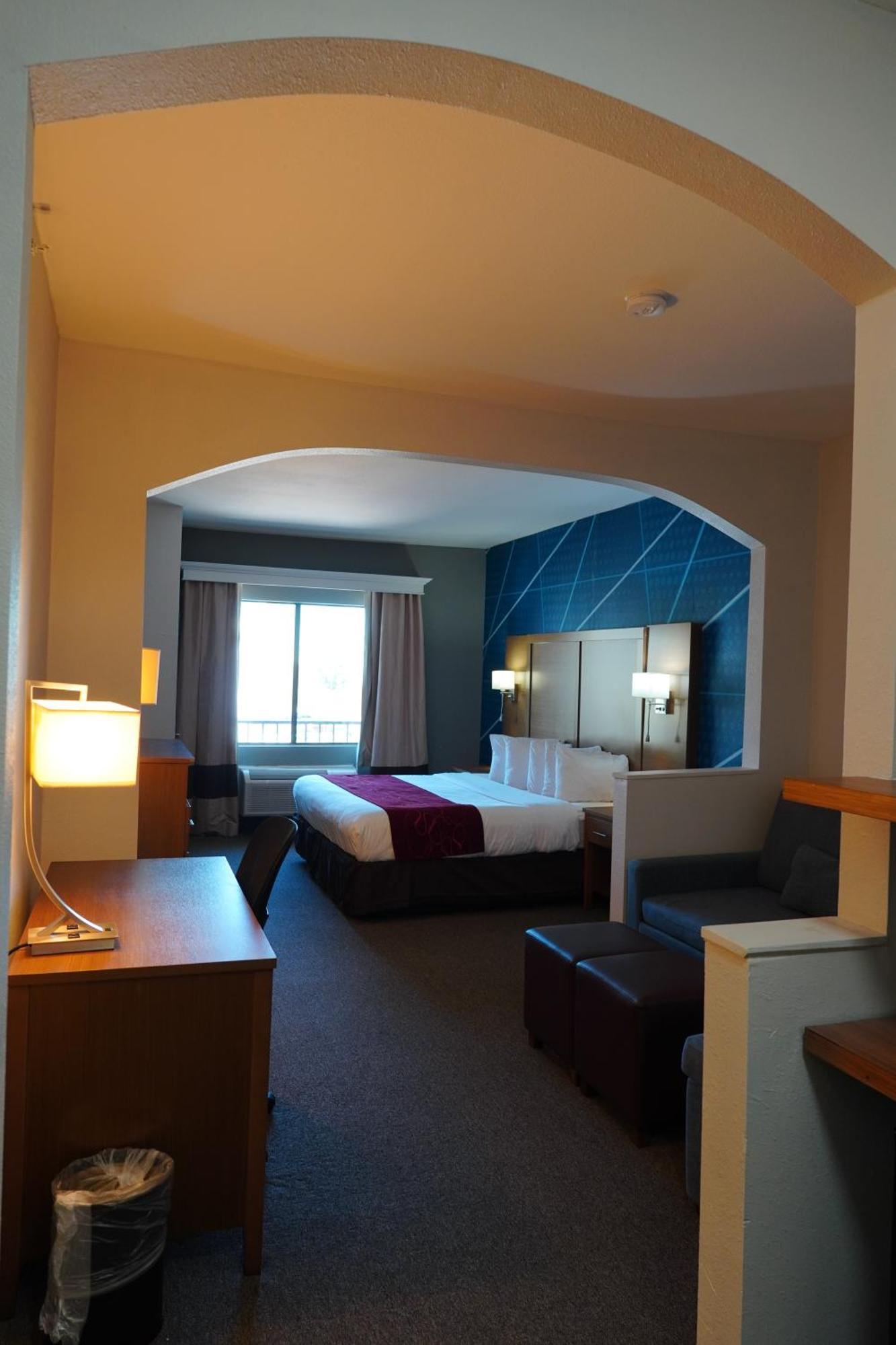 Comfort Bush Intercontinental Airport Hotel